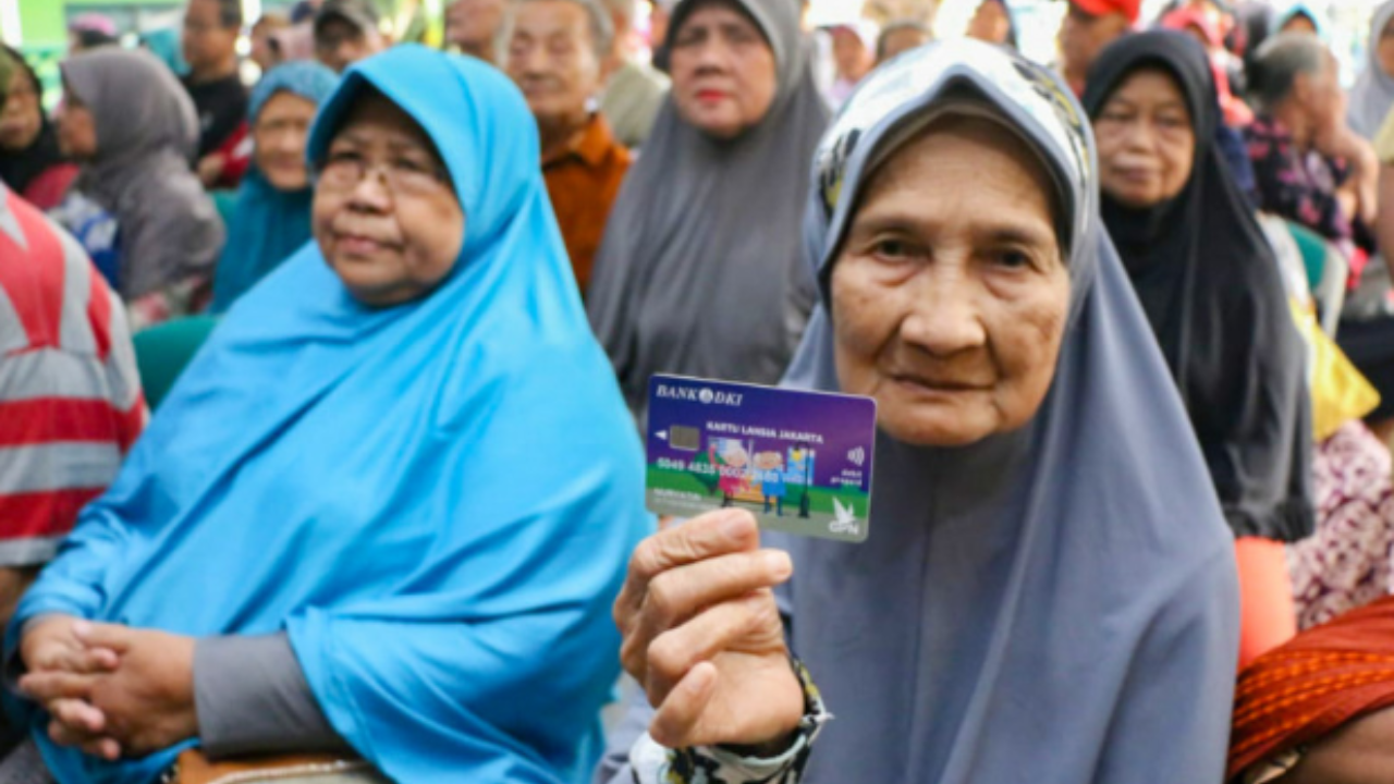 Bansos Lansia 2025 Cair Kapan? Saldo Dana Rp300 Ribu Ditransfer ke Rekening
