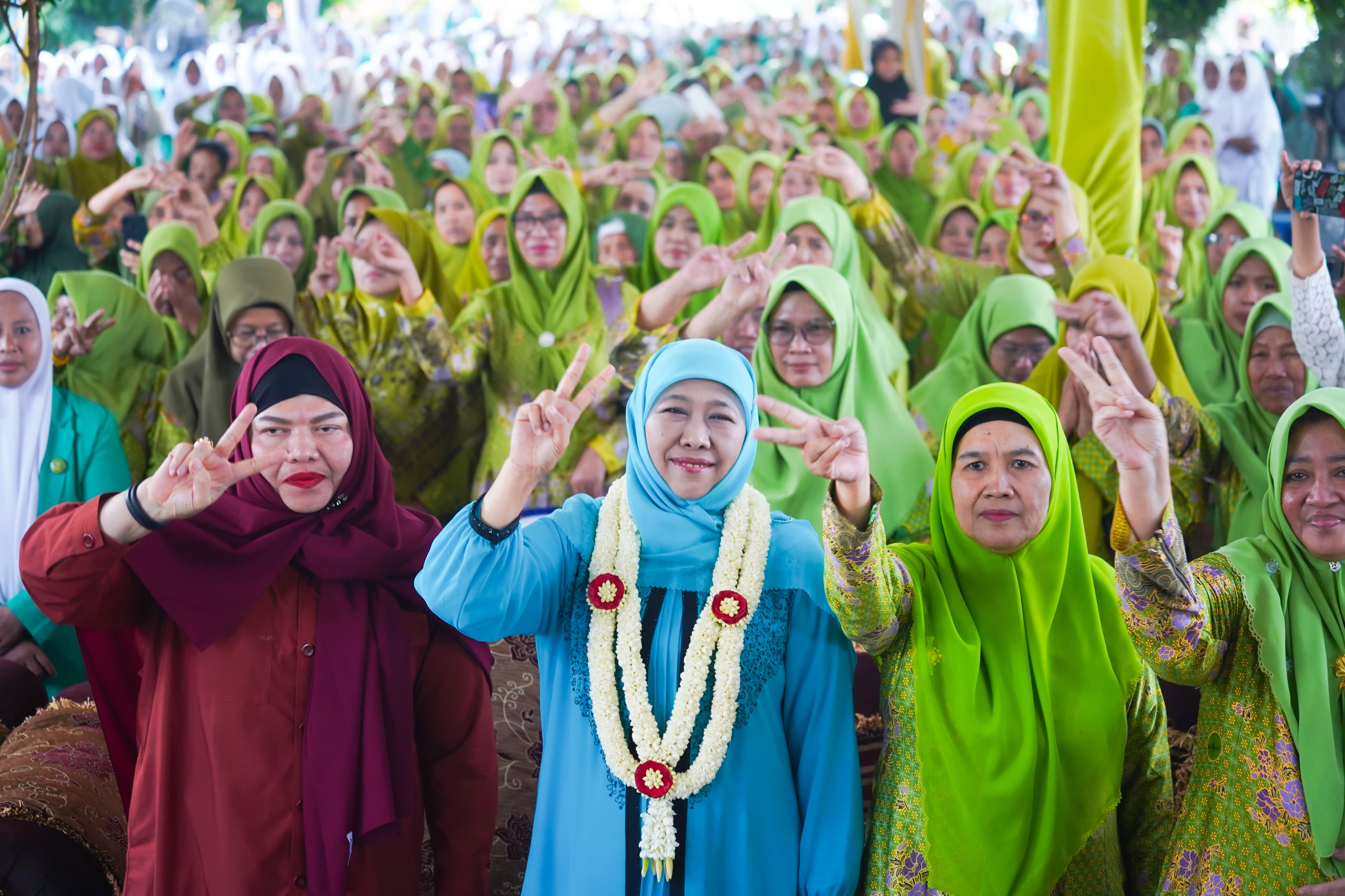 Khofifah dan Gus Reza Lirboyo Mauludan Bersama PCNU, Muslimat dan fatayat Bangkalan, Ajak Perbanyak Shalawat