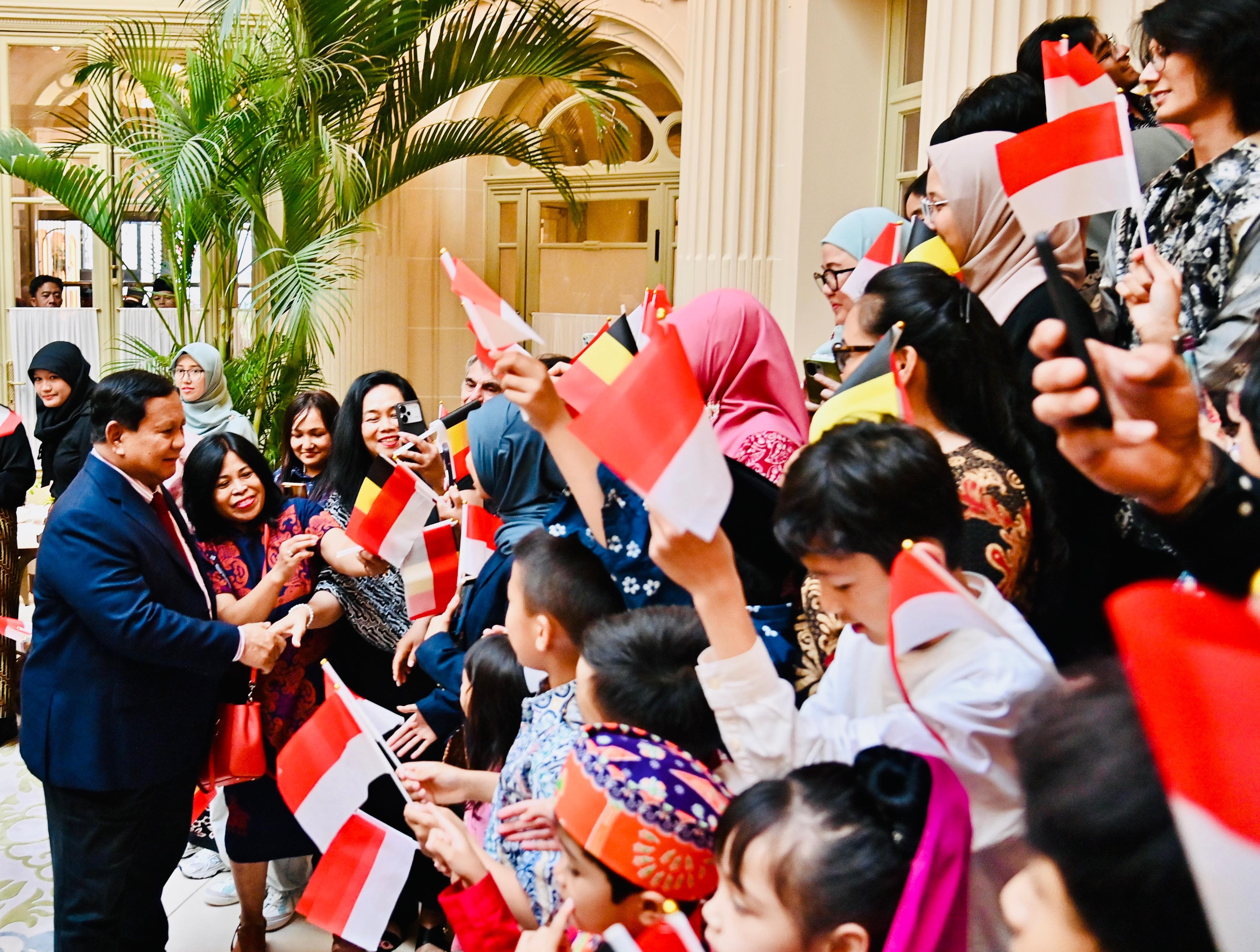 Tangis Haru Warnai Kedatangan Prabowo di Belgia, Diaspora: Kami Excited Banget!