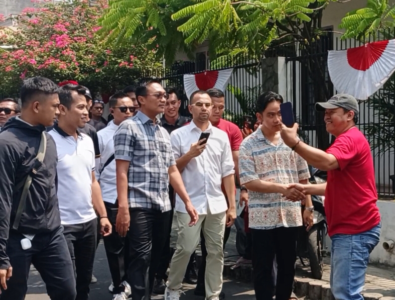 Gibran Datangi Warga Rengas Tangsel, Sapa Masyarakat dan Salat Jumat