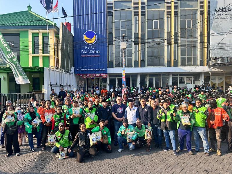 NasDem Sidoarjo Bagikan Beras dan Beasiswa untuk Driver Ojol