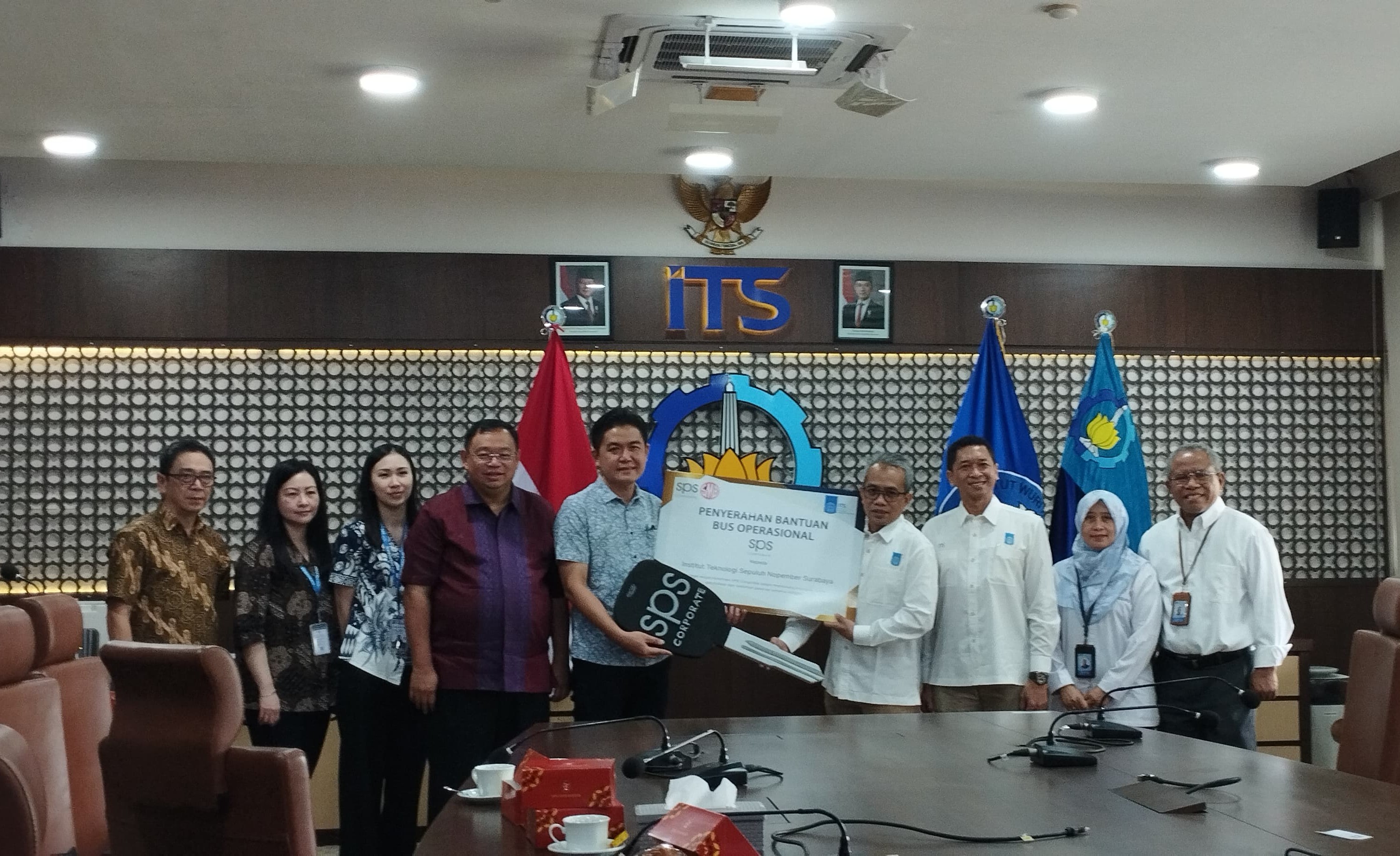 ITS Terima Bantuan Bus Operasional dari PT Sun Paper Source