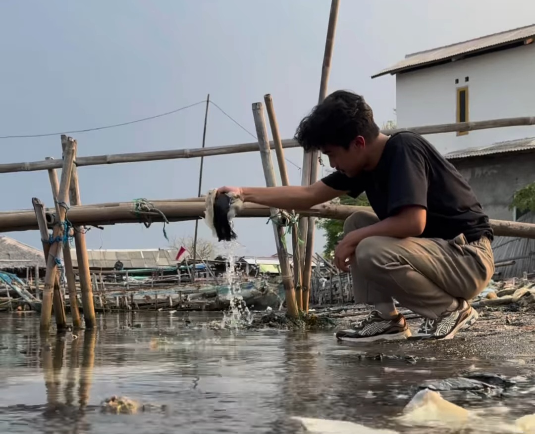 Pandawara Group Turun Gunung, Bersihkan Sampah di Pantai Tanjung Kait Tangerang