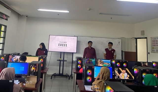 Pelaku UMKM Ngagel Rejo Ikuti Pelatihan Dasar Excel bareng Telkom University Surabaya 