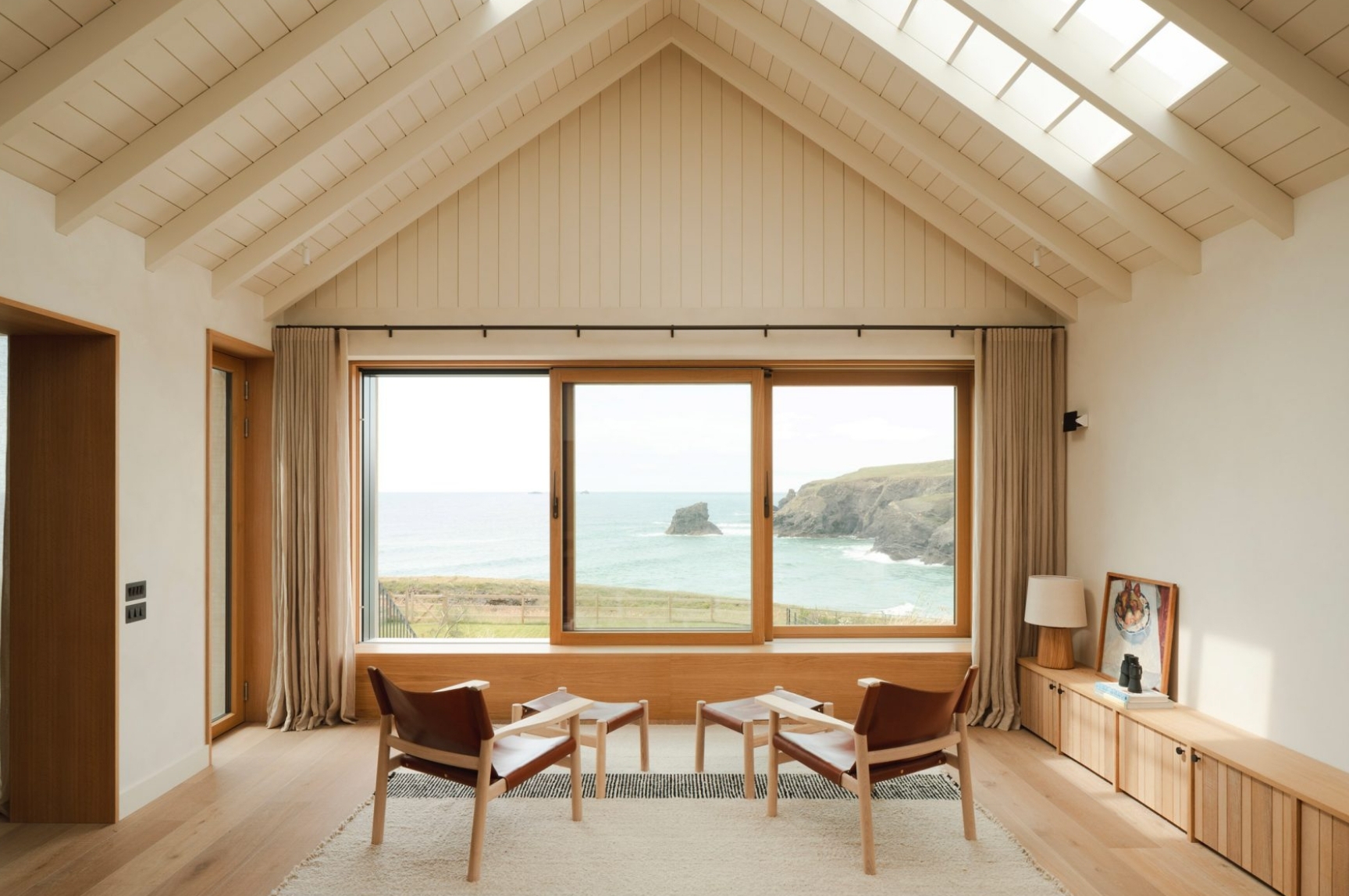 The Cornwall Retreat, Hunian Bernuansa Lumbung yang Menyatu dengan Lanskap Pesisir Inggris