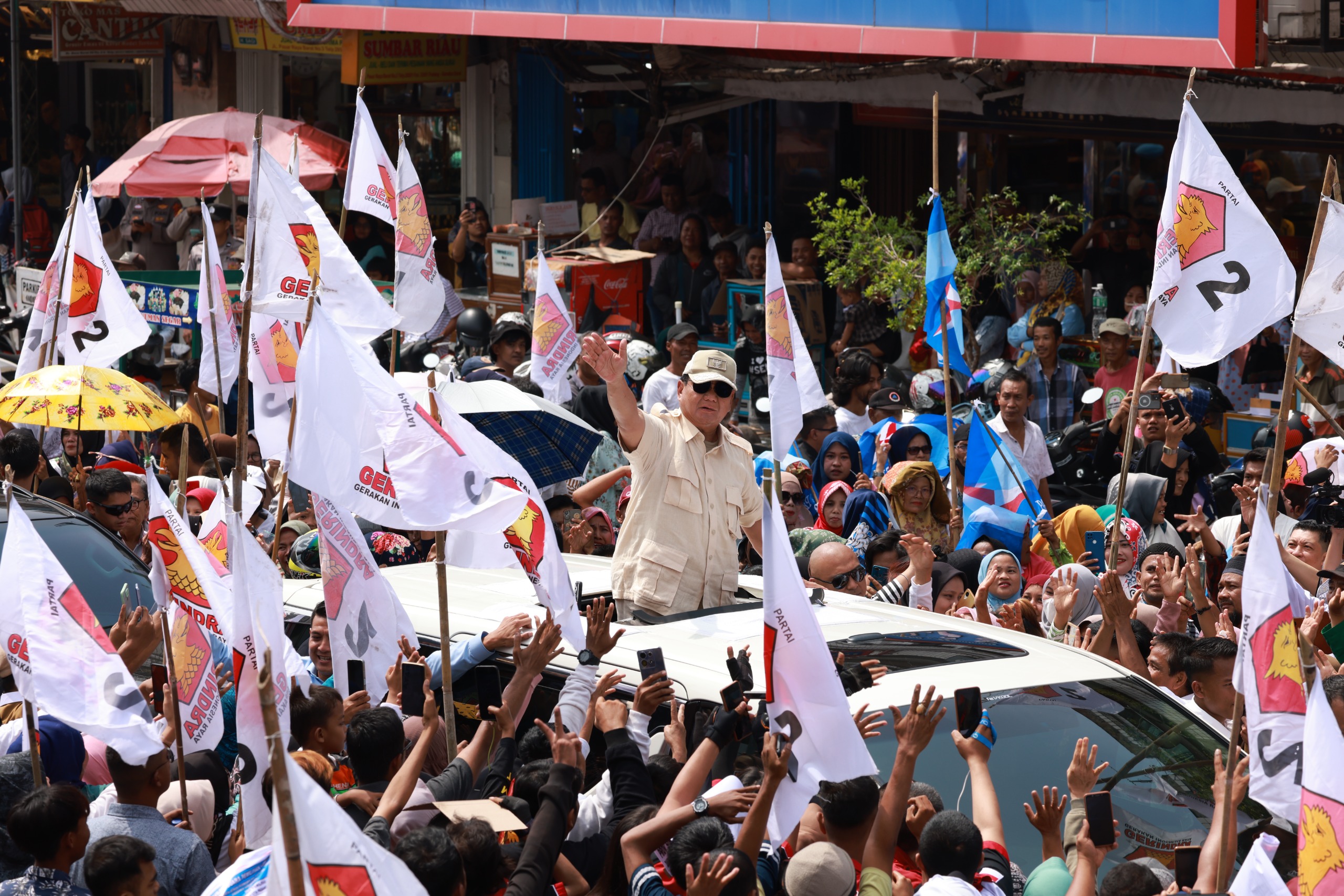 Kampanye ke Sumbar, Warga Pasar Raya Padang Teriaki Prabowo Presiden