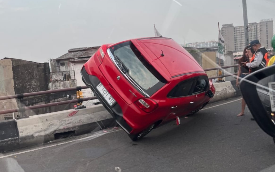 Viral Mobil Merah Nangkring di Fly Over Ciputat, Begini Kronologinya