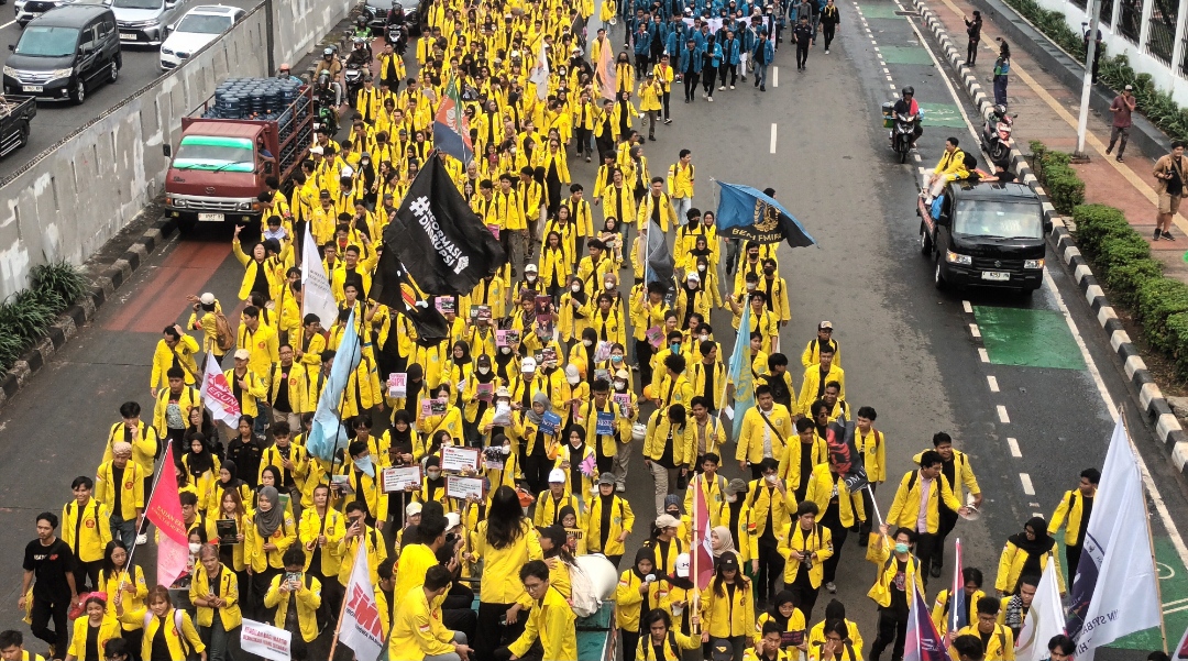 Peringati Setahun Kinerja Presiden Prabowo, Mahasiswa UI Gelar Aksi Damai RDPW di DPR