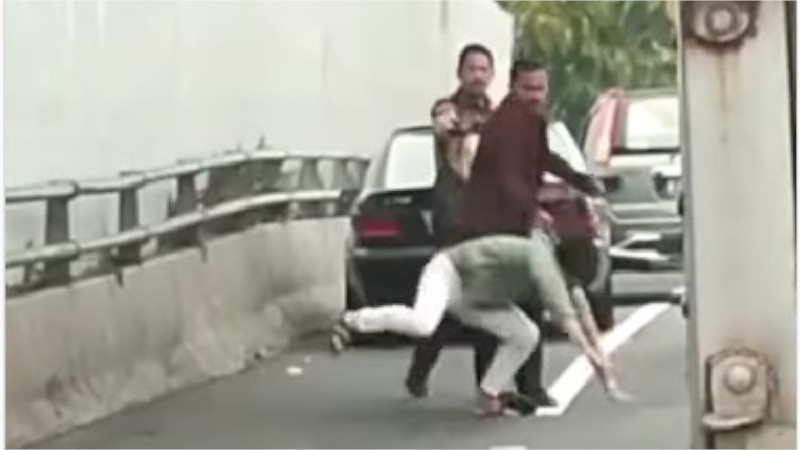 Viral 2 Pria Terlibat Perkelahian di Jalan Tol, Satu Korban Bonyok: 'Preman Jalanan Main Hakim Sendiri'