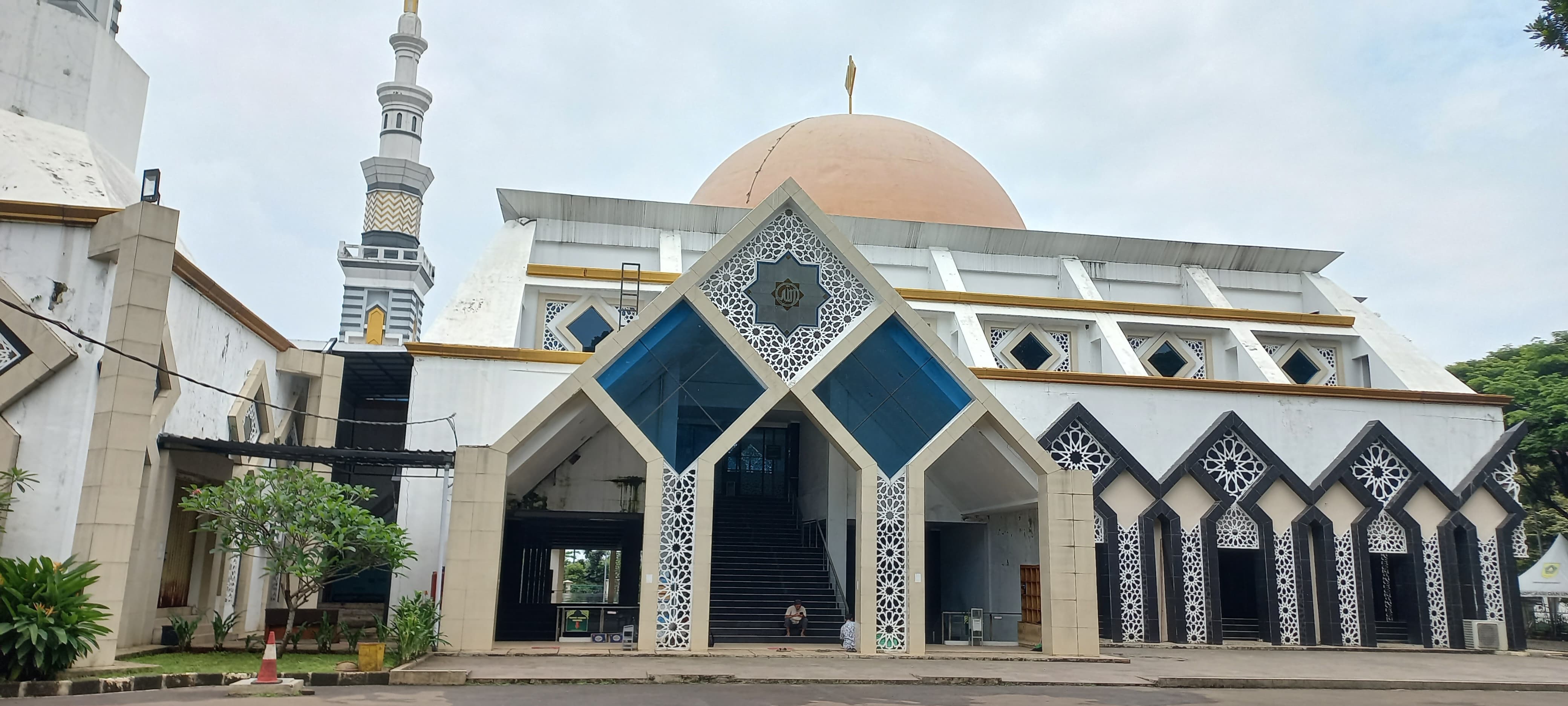 Luar Biasa, Masjid Baitul Faizin di Cibinong Bogor Siapkan Takjil dan Makan Gratis Selama Bulan Puasa Ramadan