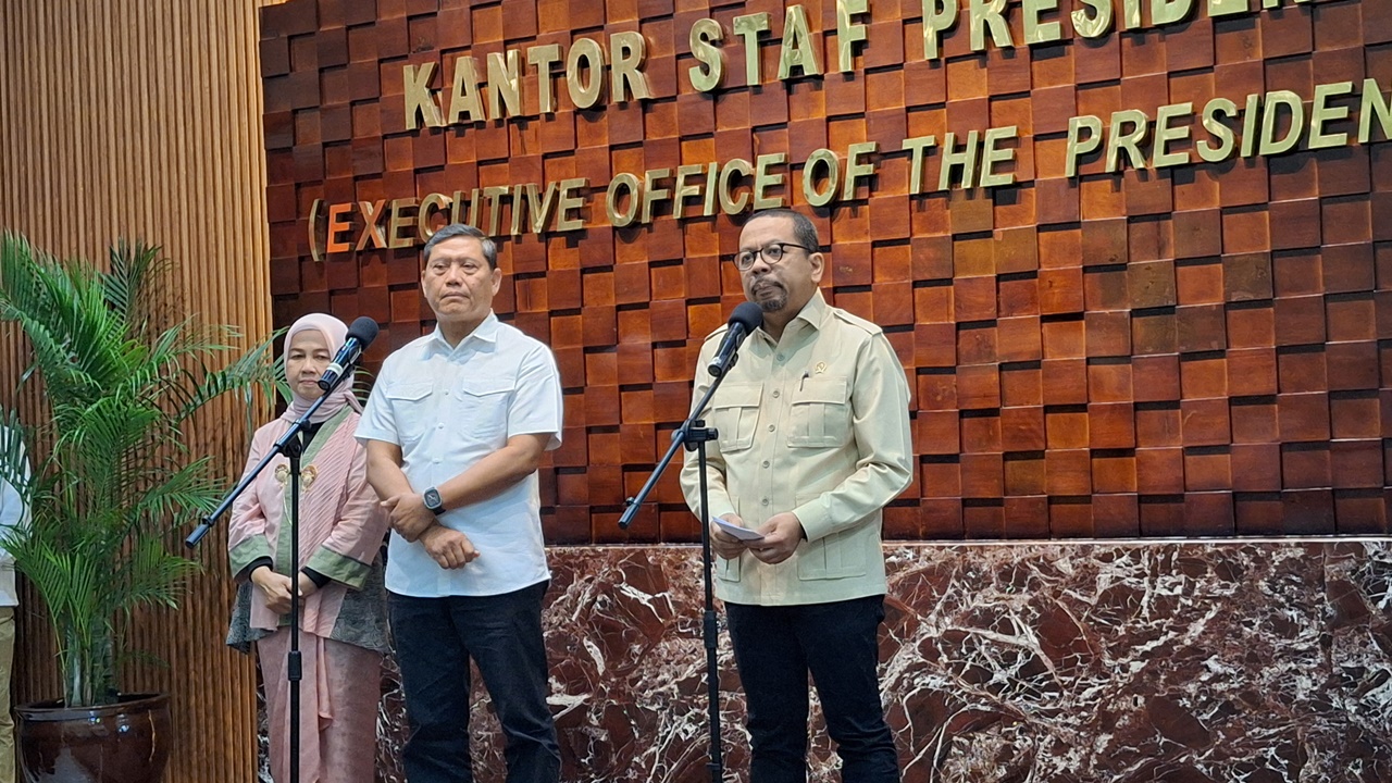 AM Putranto Serahkan Jabatan Kepala Staf Kepresidenan ke Muhammad Qodari dengan Penuh Haru