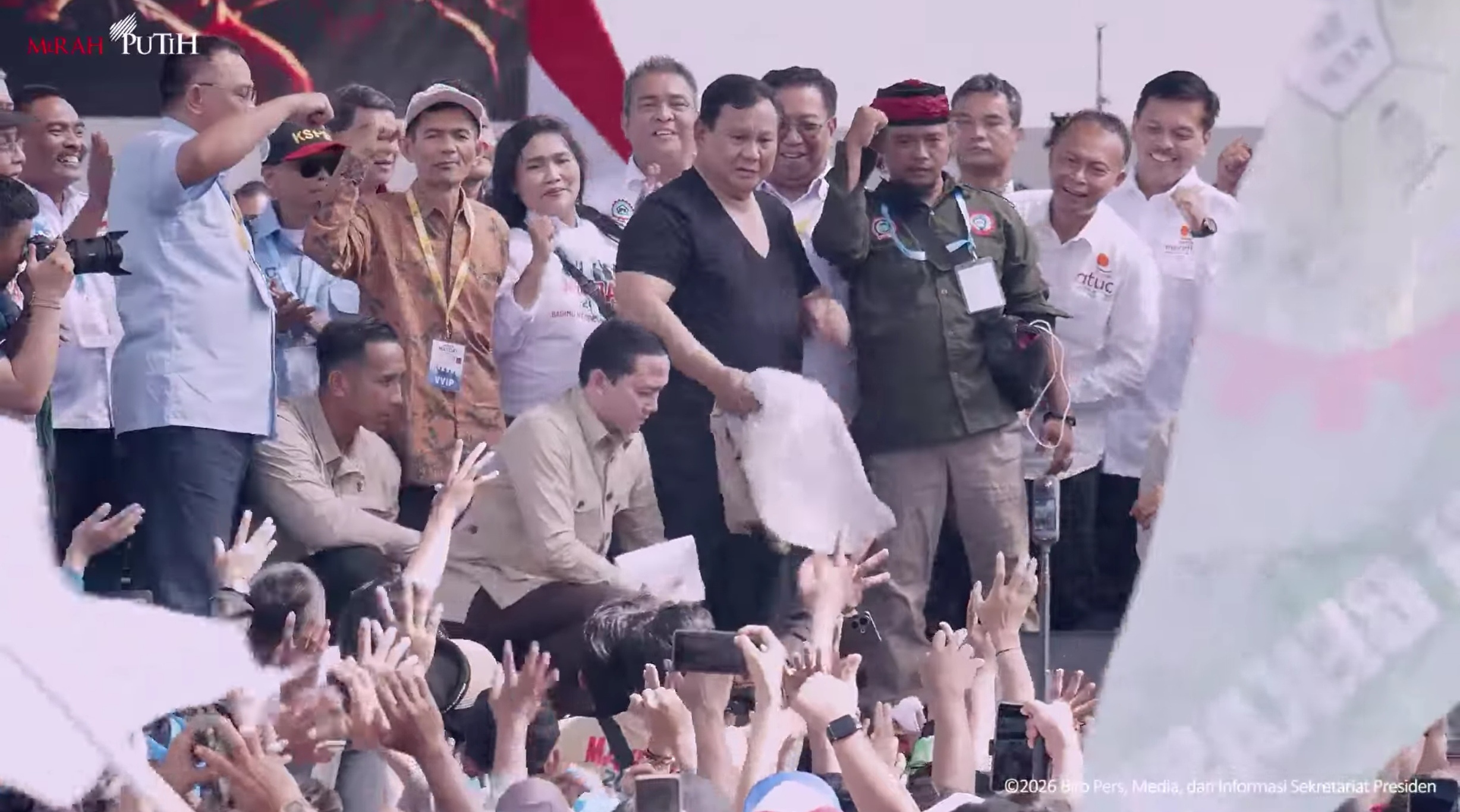 Aksi Spontan Prabowo di Hari Buruh: Turun ke Buruh, Peluk hingga Buka Baju