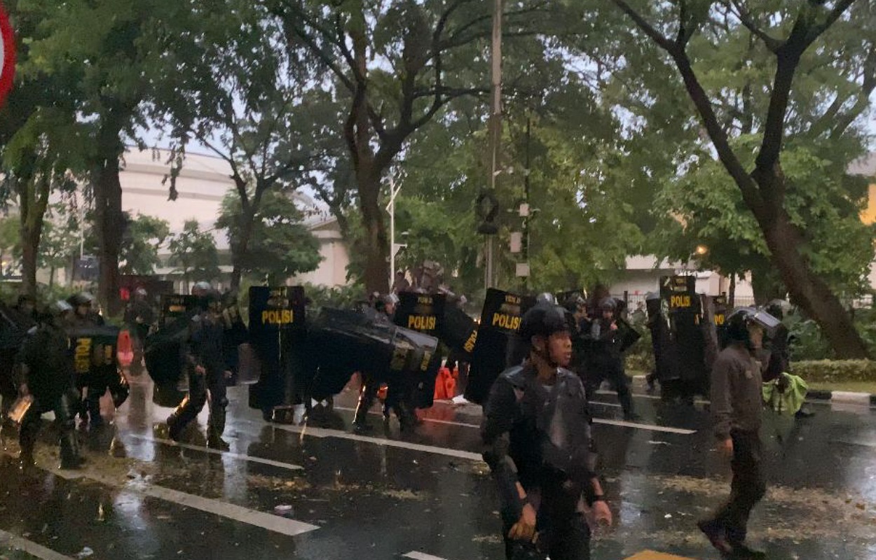 Aksi Unjuk Rasa Tolak Kenaikan Tunjangan DPR Dibubarkan Aparat dengan Gas Air Mata