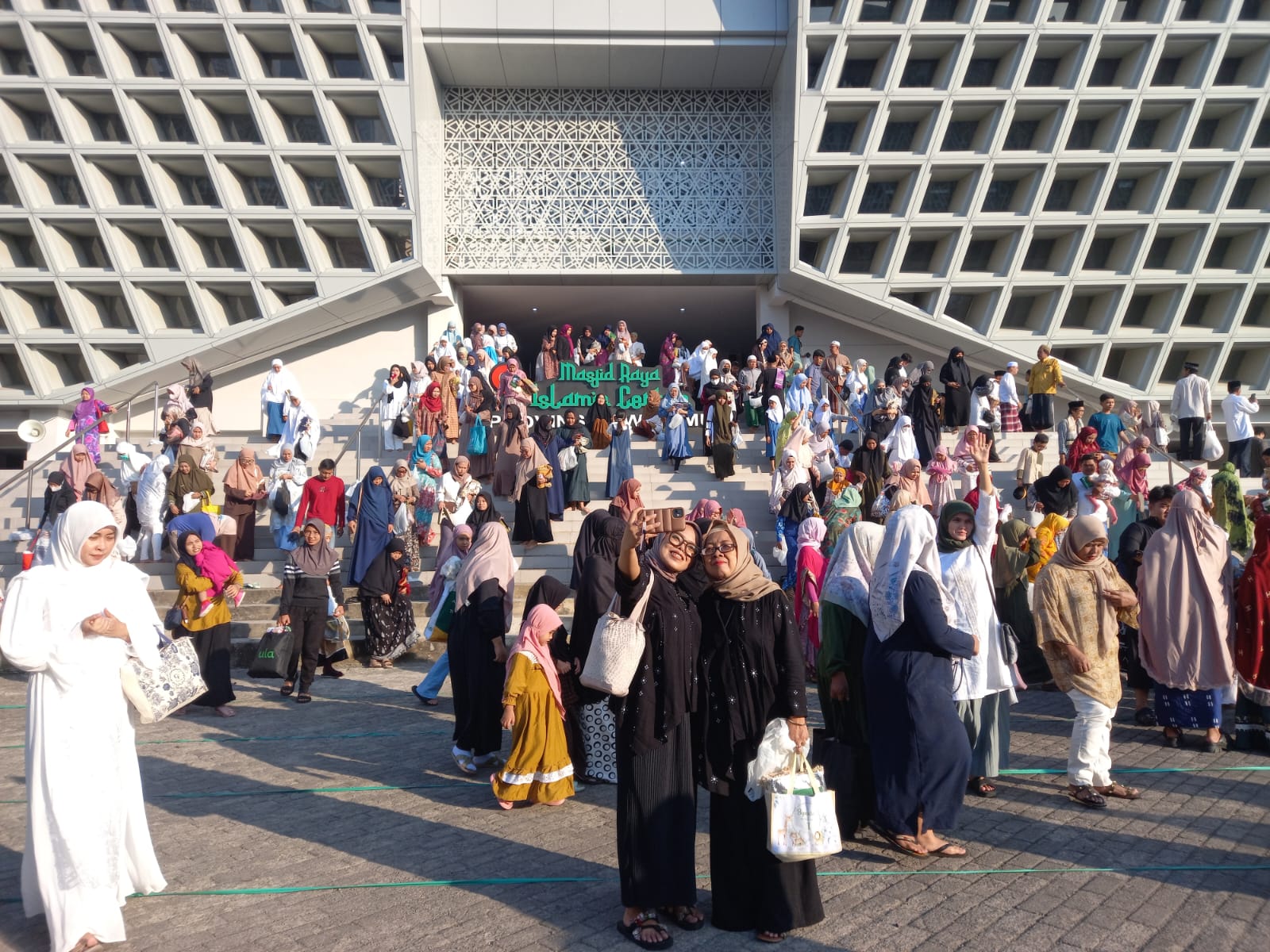 Ribuan Umat Islam Ikuti Salat Idul Adha di Masjid Raya Islamic Center Surabaya