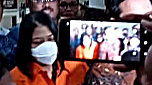 Putri Candrawathi Menangis Pilu Berbaju Oranye: Saya Ikhlas Diperlakukan Seperti Ini