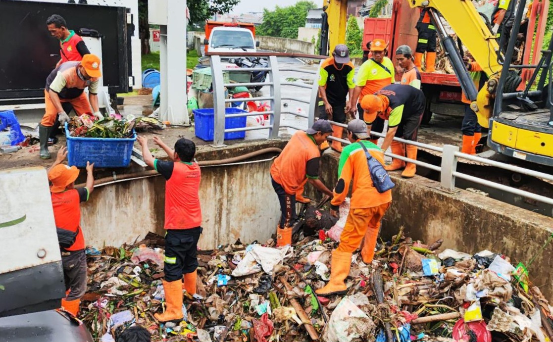 Bersihkan Sampah Banjir Kiriman, DLH Jakarta Terjunkan 5.000 Pasukan Orange