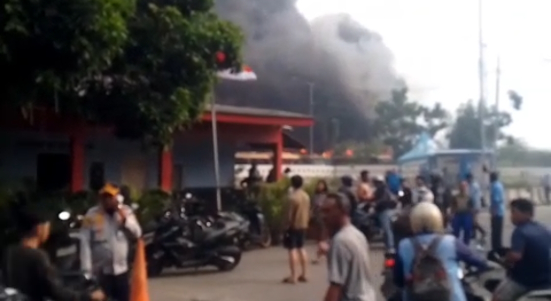 Kebakaran Hebat di Cengkareng Jakbar, 12 Unit Damkar Dikerahkan, Api Dekat Permukiman Padat