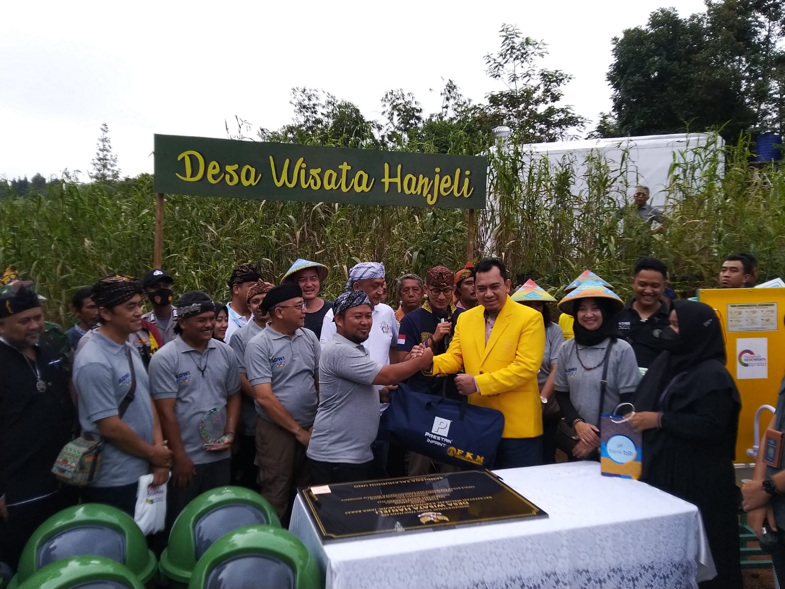 Universitas Indonesia Bersama Kemenparekraf Donasikan Peralatan K3 di Dewi Henjeli Sukabumi