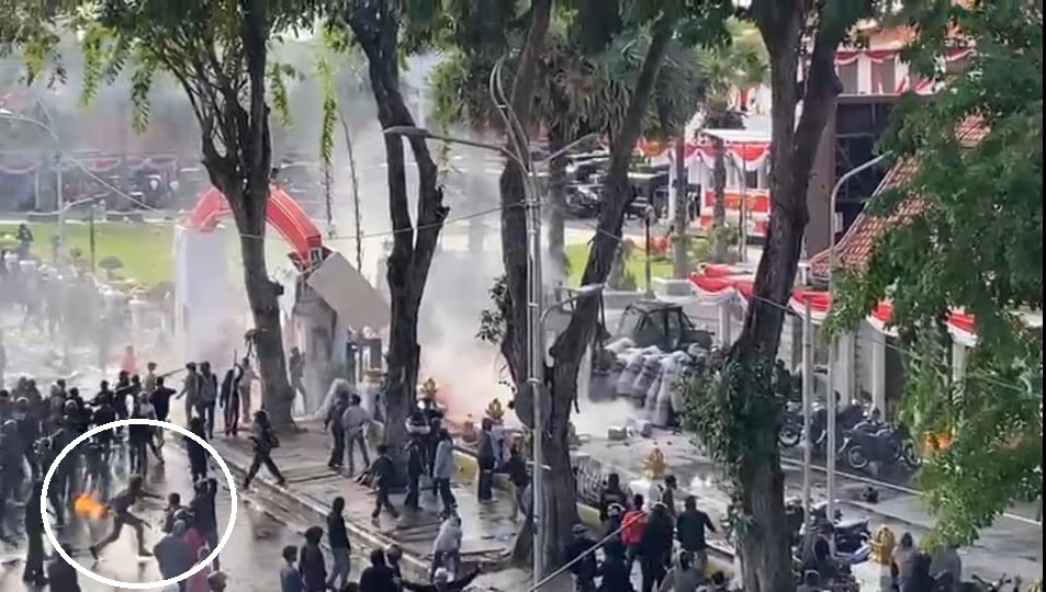 Demo Depan Grahadi Ricuh: Letupan Diduga Molotov hingga Petasan Bersahutan di Grahadi Surabaya