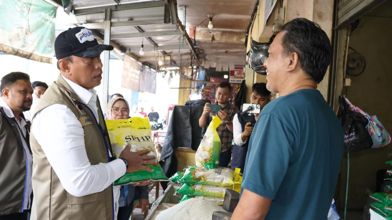 BULOG Gelontorkan Beras SPHP dan Percepat Penyaluran Bantuan Pangan untuk Menjaga Stabilitas Harga Beras