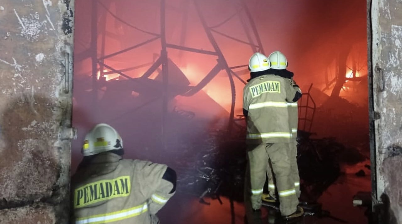 Gudang Pabrik Biskuit Terbakar di Cengkareng, 75 Personil Damkar Dikerahkan