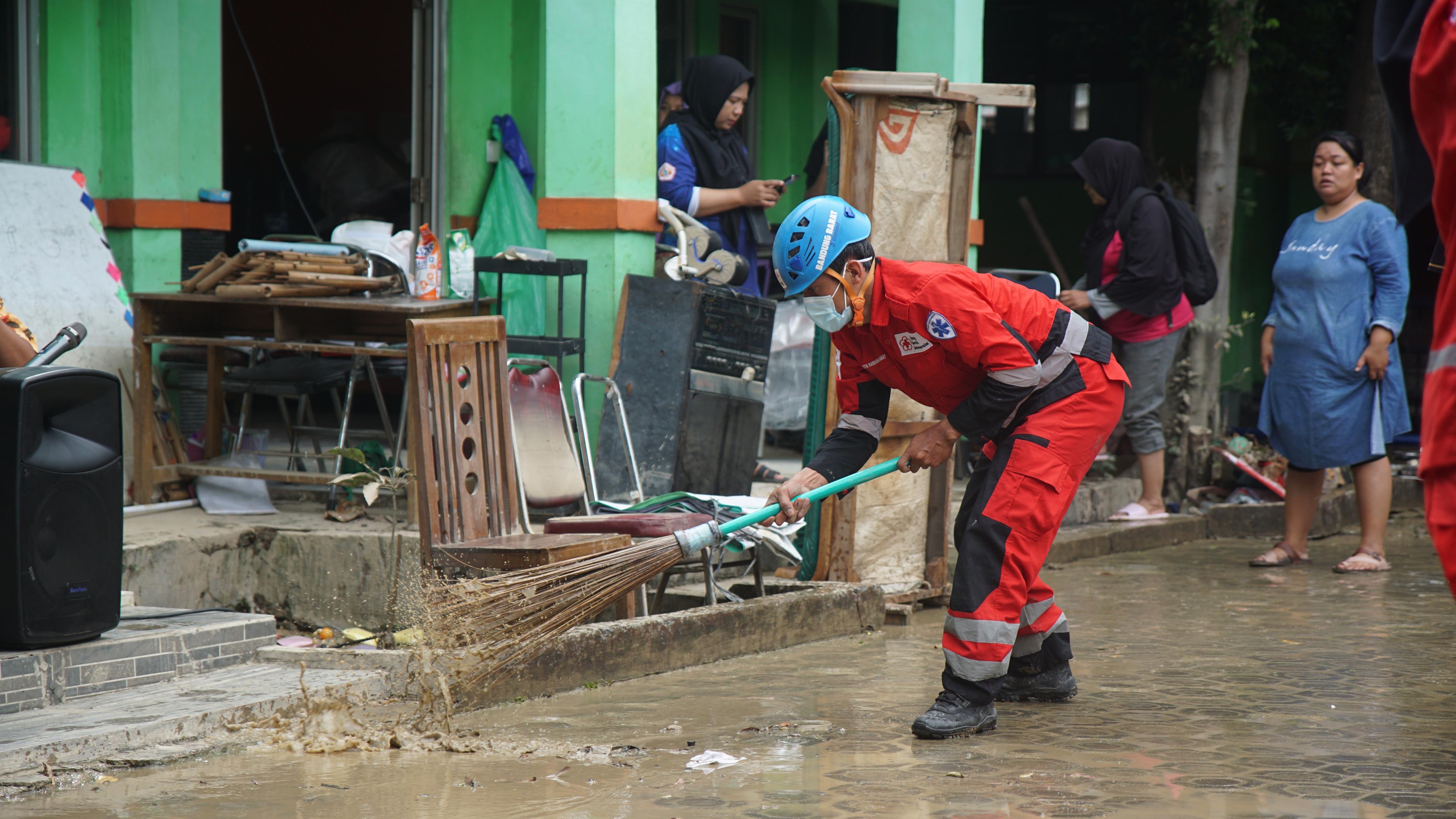 Kantor PMI Kota Bekasi Tak Beroperasi Disapu Banjir, Banyak Alat Medis Rusak