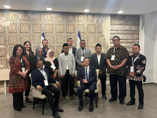 Foto Kontroversial Kader NU Bersama Presiden Israel, Jokowi Minta Ditanyakan ke PBNU!