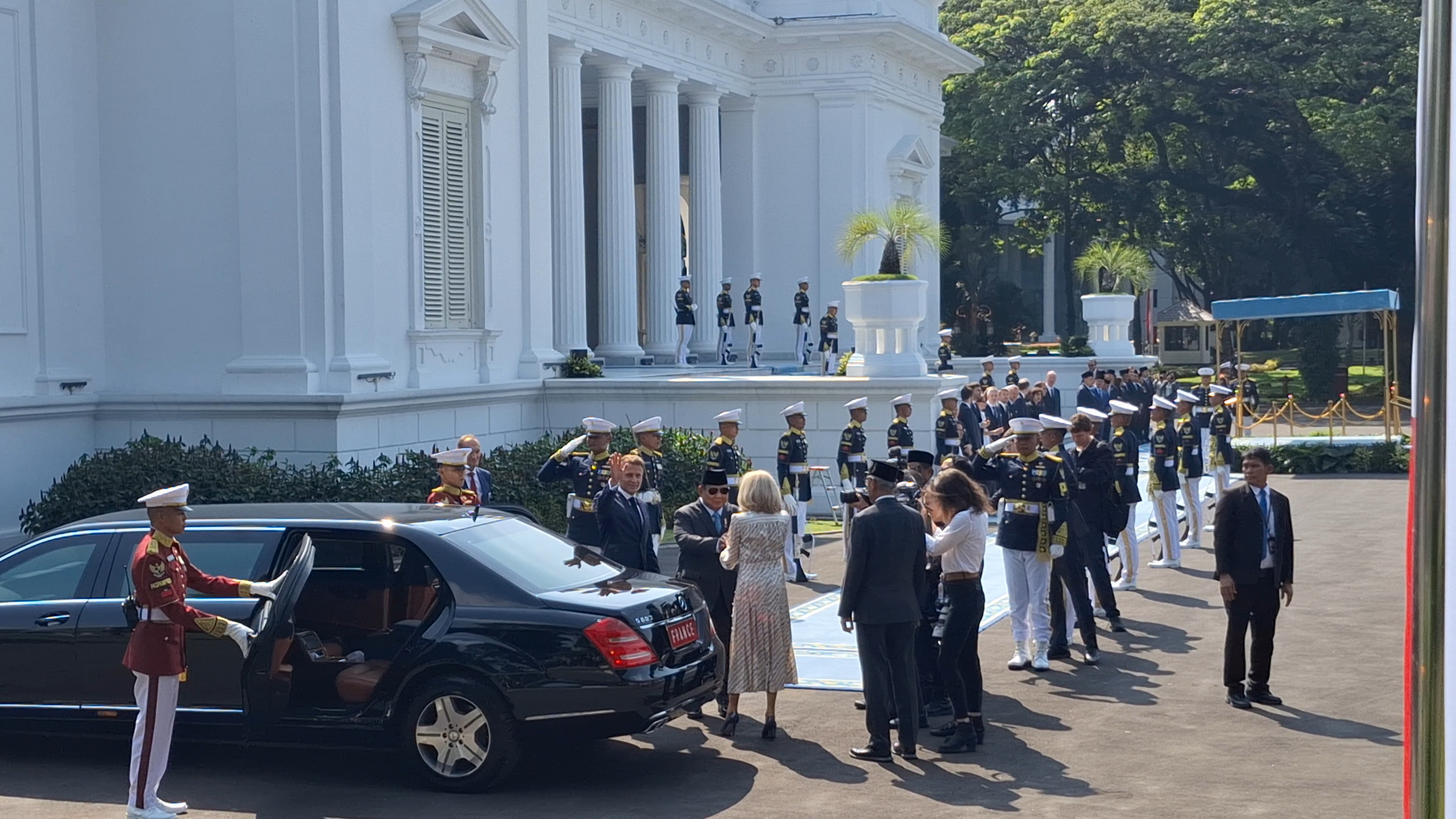 Presiden Macron dan Istri Tiba di Istana Negara, Prabowo Beri Pelukan Hangat
