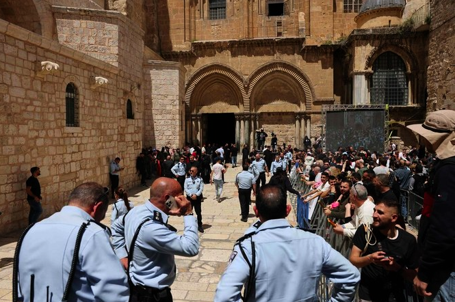 Setelah Al Aqsa, Polisi Israel Serang Jamaah Gereja Holy Sepulchre