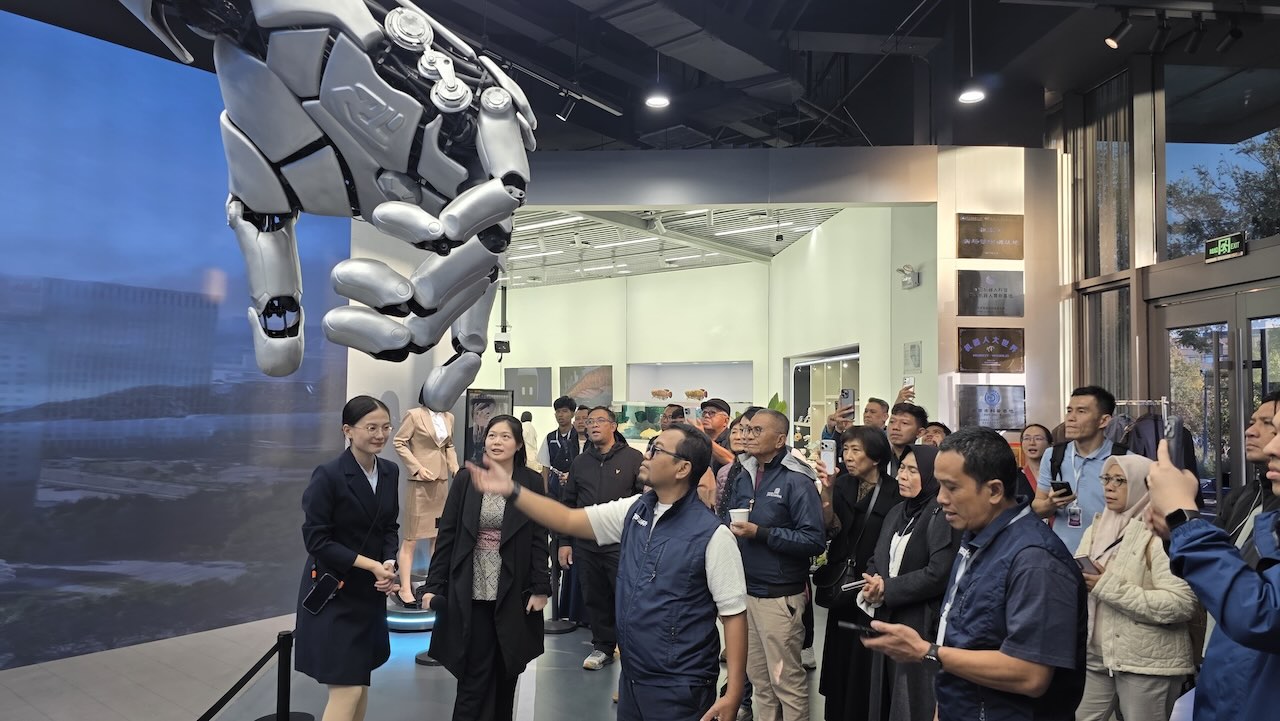 Disway Business Adventure Beijing-Tianjin (1): Disambut Robot-Robot Humanoid di Robot Mall