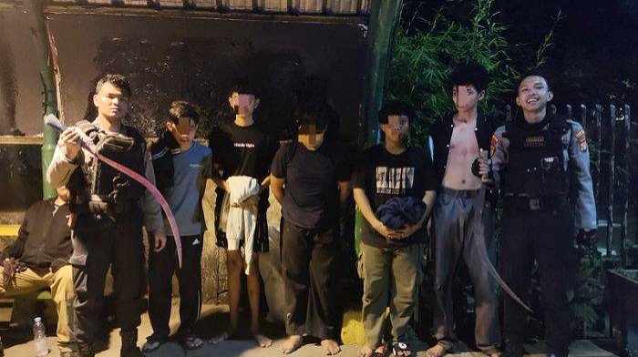 Patroli Presisi Polres Metro Jakarta Selatan Menangkap Enam Pemuda Pembawa Senjata Tajam di Pasar Minggu
