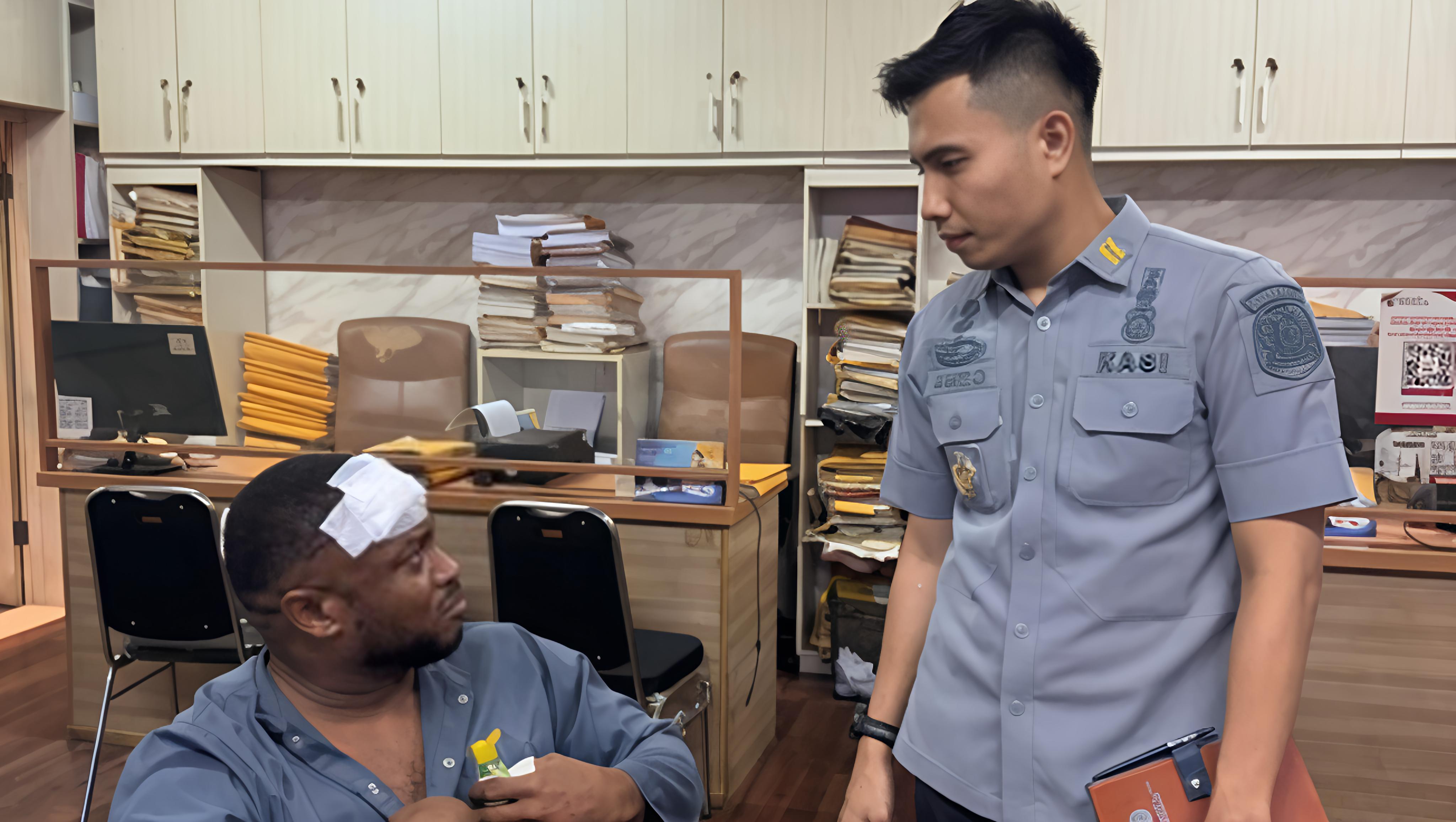 Imigrasi Serahkan WN Ghana yang Ngamuk Sambil Lumuri Badan Pakai Minyak Goreng ke Polisi!