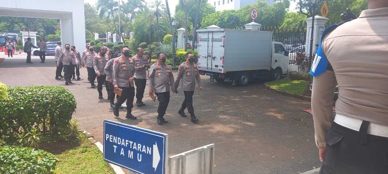 Tanpa Simbol Pimpinan,  Pejabat Polri Dikumpulkan Jokowi di Istana