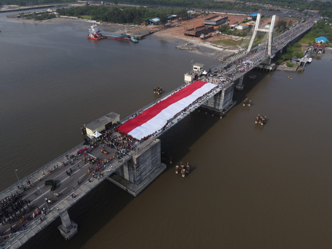 Bendera Merah Putih Raksasa Selimuti Jembatan Emas, Pangkalpinang di Hari Lahirnya Pancasila