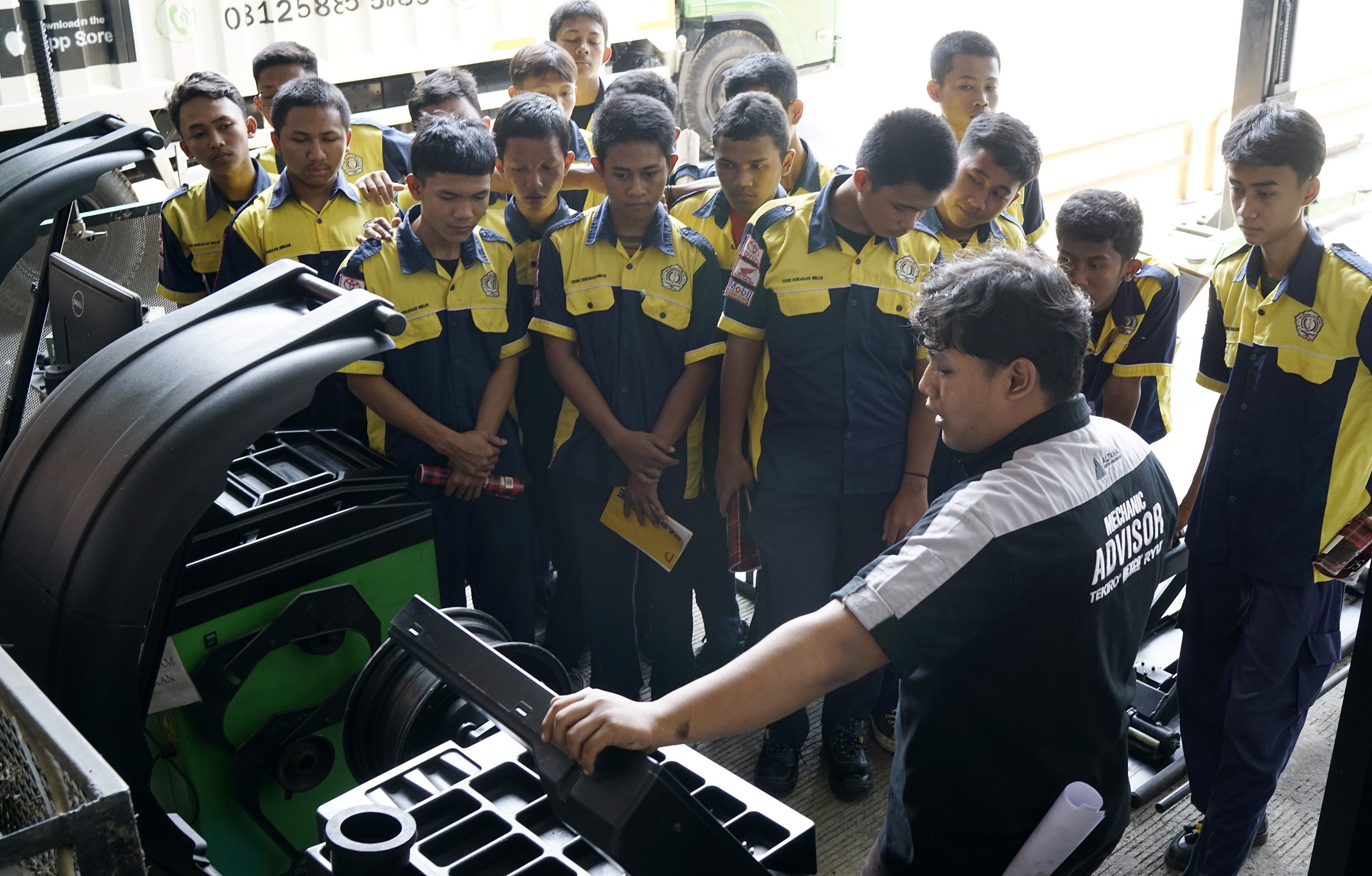 Ratusan Pelajar Serbu Kantor Tekiro, Kenal Langsung dengan Dunia Industri Otomotif