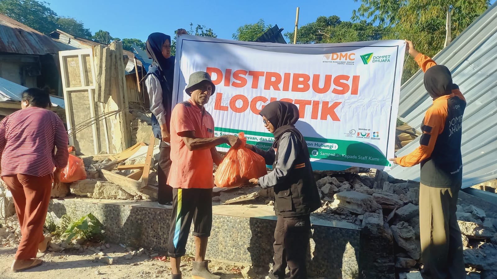 Tempuh Jalur Laut, Dompet Dhuafa Salurkan Bantuan Sembako Bagi Penyintas Gempa di Pulau Palue