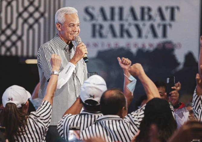 Menguak Makna Baju Kampanye Ganjar Pranowo Garis Lurus Hitam Putih, Didesain Langsung oleh Jokowi!