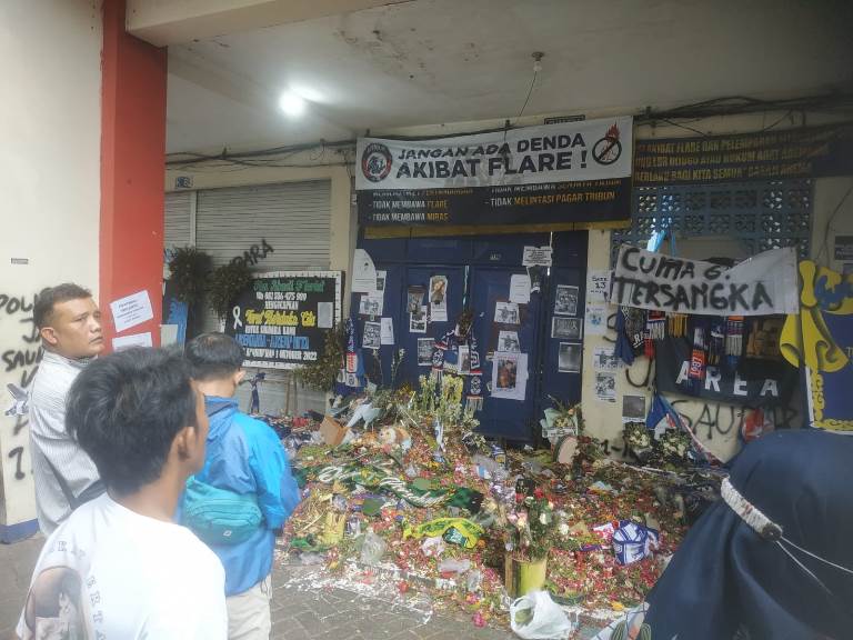 Tragedi Stadion Kanjuruhan: Kebiasaan yang Sama vs Petugas yang Berbeda