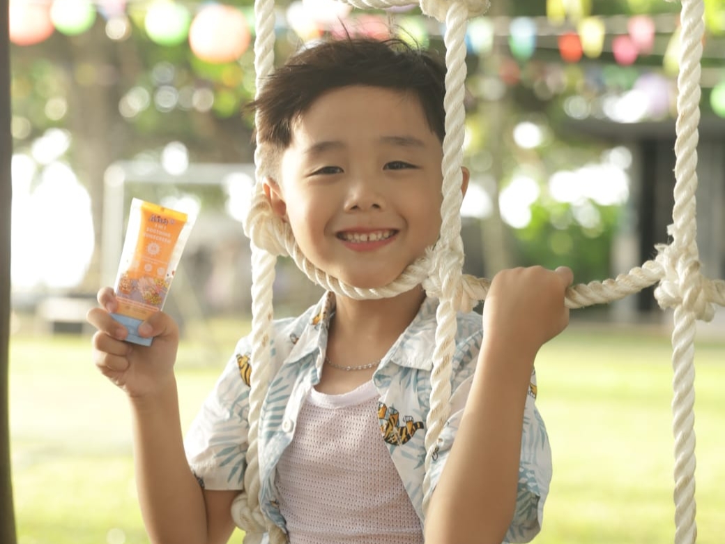 Moms Wajib Tahu, Begini Cara Lindungi Kulit Si Kecil dari Bahaya Sinar Matahari