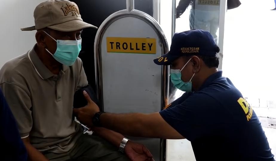 Polda Metro Jaya Bagi-Bagi Masker dan Beri Layanan Kesehatan Antisipasi Abu Vulkanik