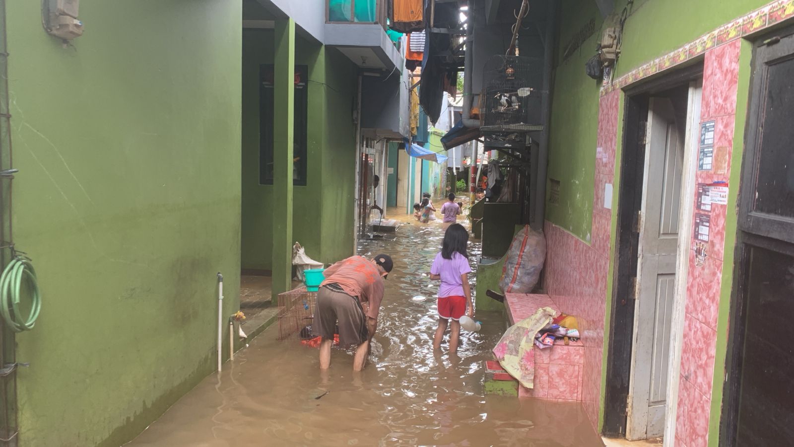 Kampung Kebon Pala Terendam Banjir 2,5 Meter Selama 12 Jam, Warga Belum Terima Bantuan