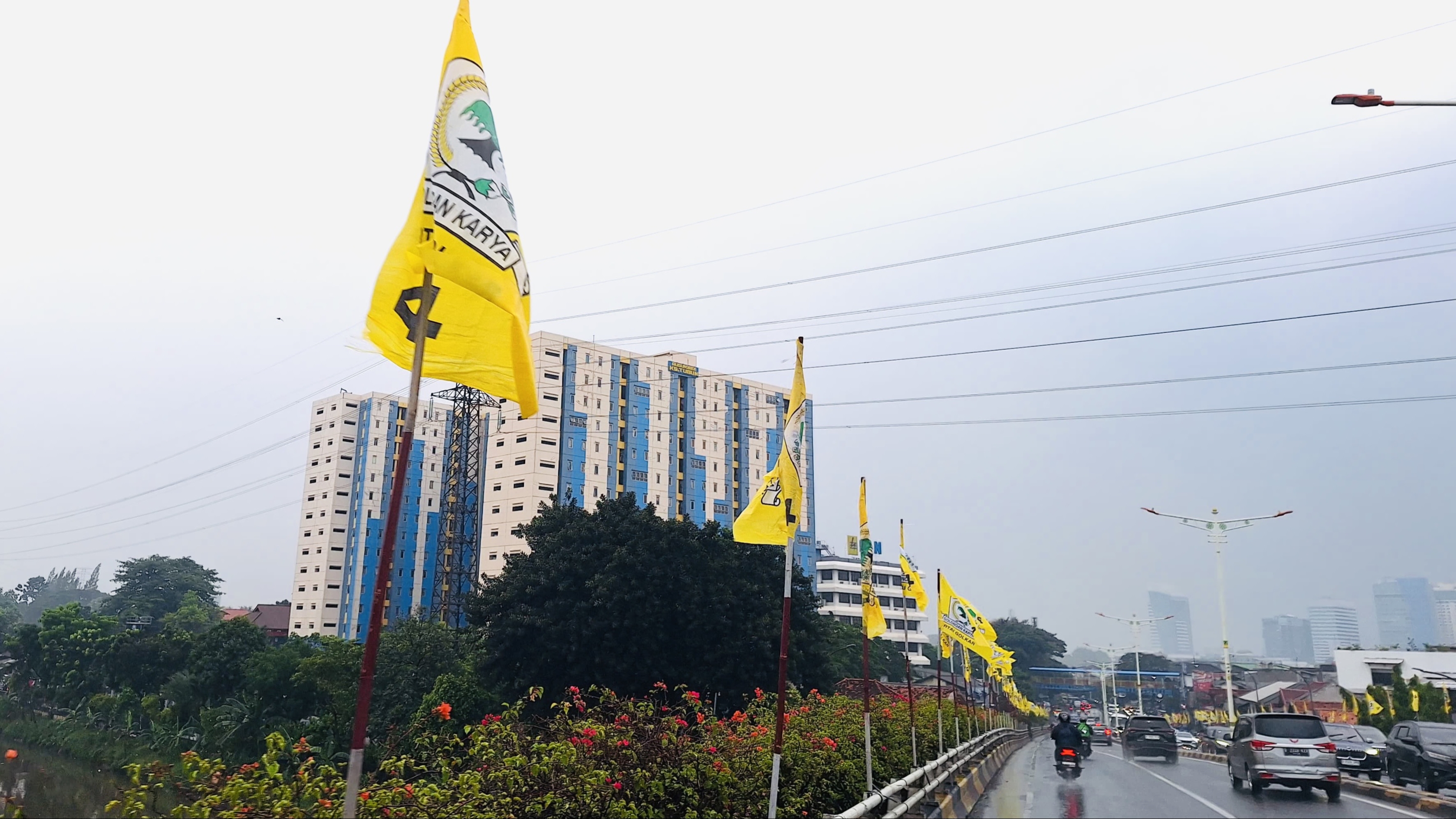 Pramono Perintahkan Satpol PP Copot Bendera Partai di Jalanan: Ini Mengganggu!