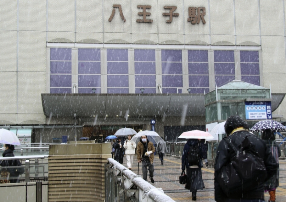 Tokyo Dihantam Badai Salju, 40 Orang Dilarikan ke RS, 100 Penerbangan Batal