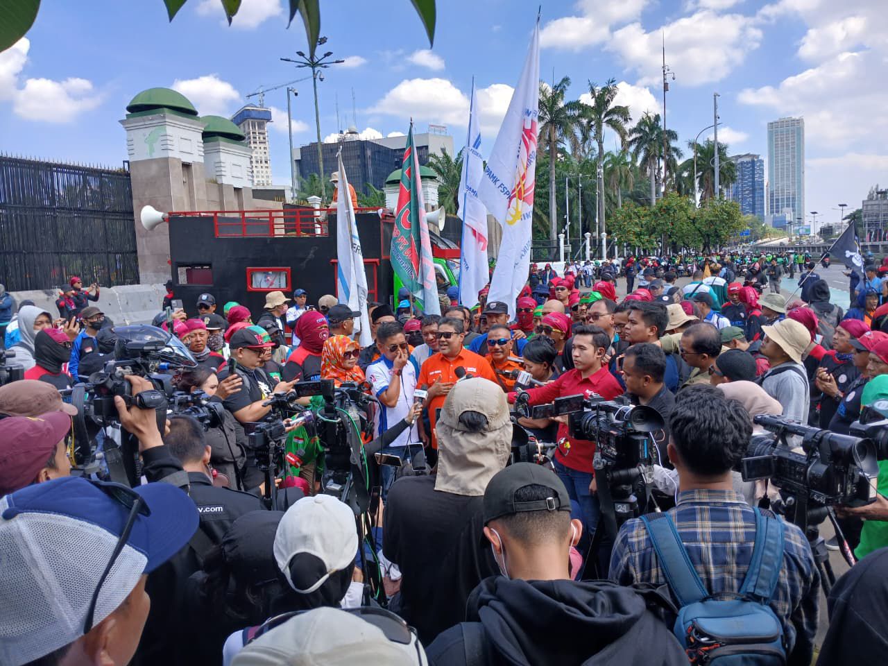 Demo Buruh di Depan Gedung DPR, Pegawai dan Anggota Dewan Diminta WFH