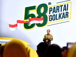 Jokowi Disambut Prabowo di HUT Golkar, Gibran-Kaesang Tak Terlihat