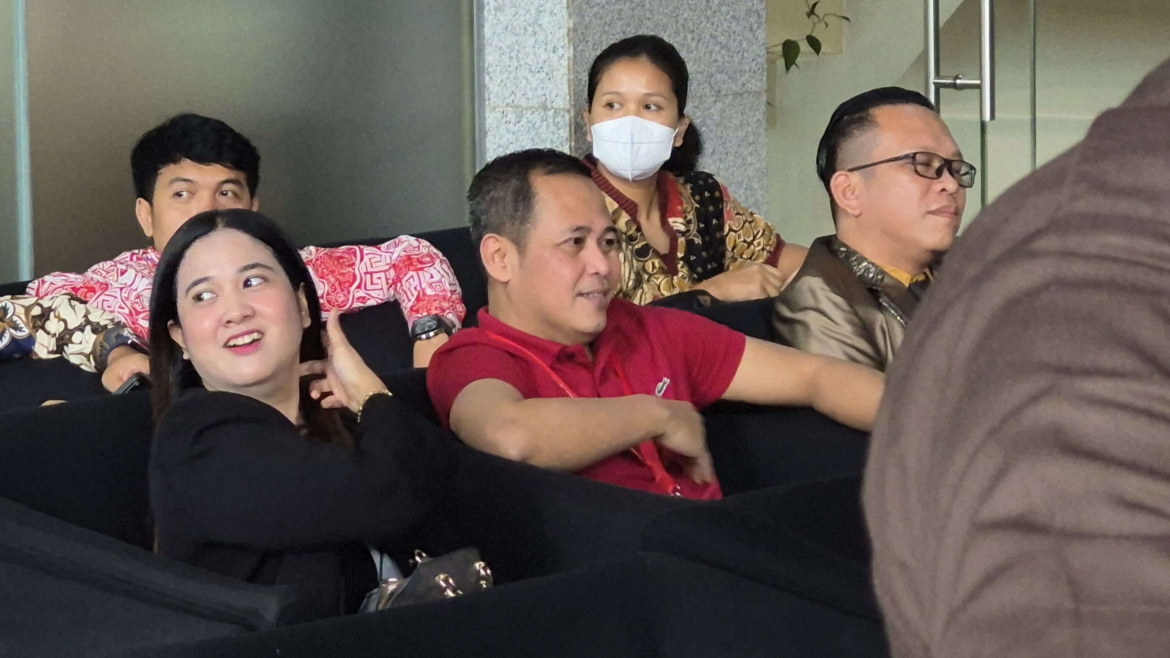 KPK Belum Tahan Donny Tri Istiqomah, Rekan Hasto di Kasus Harun Masiku