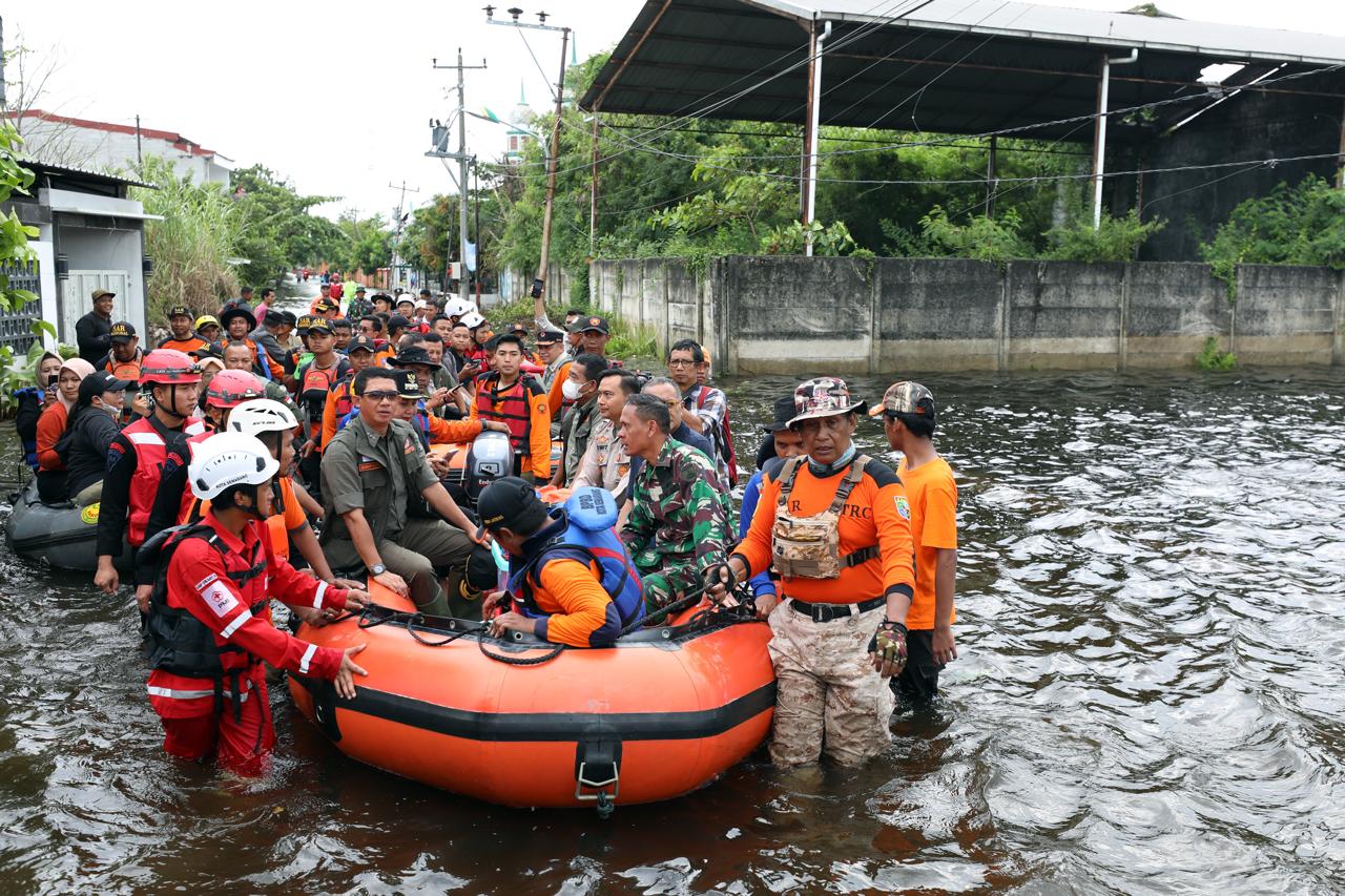 Semarang Masih Tergenang, Kepala BNPB Blusukan Pakai Perahu Karet 