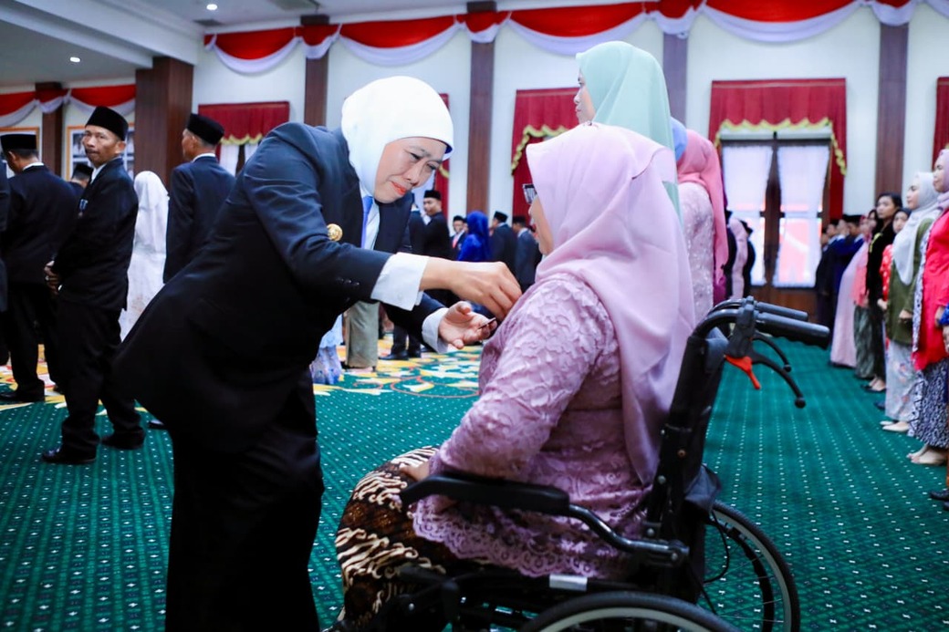 Penyematan Satyalancana Karya Satya, Khofifah Jelaskan Filosofi Kerja Jatim Bisa