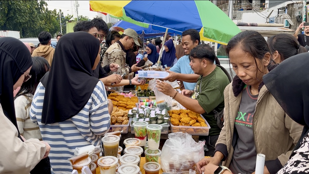 Hari Pertama Ramadan 2026, Takjil di Jalan Panjang Jakbar Diserbu Pembeli
