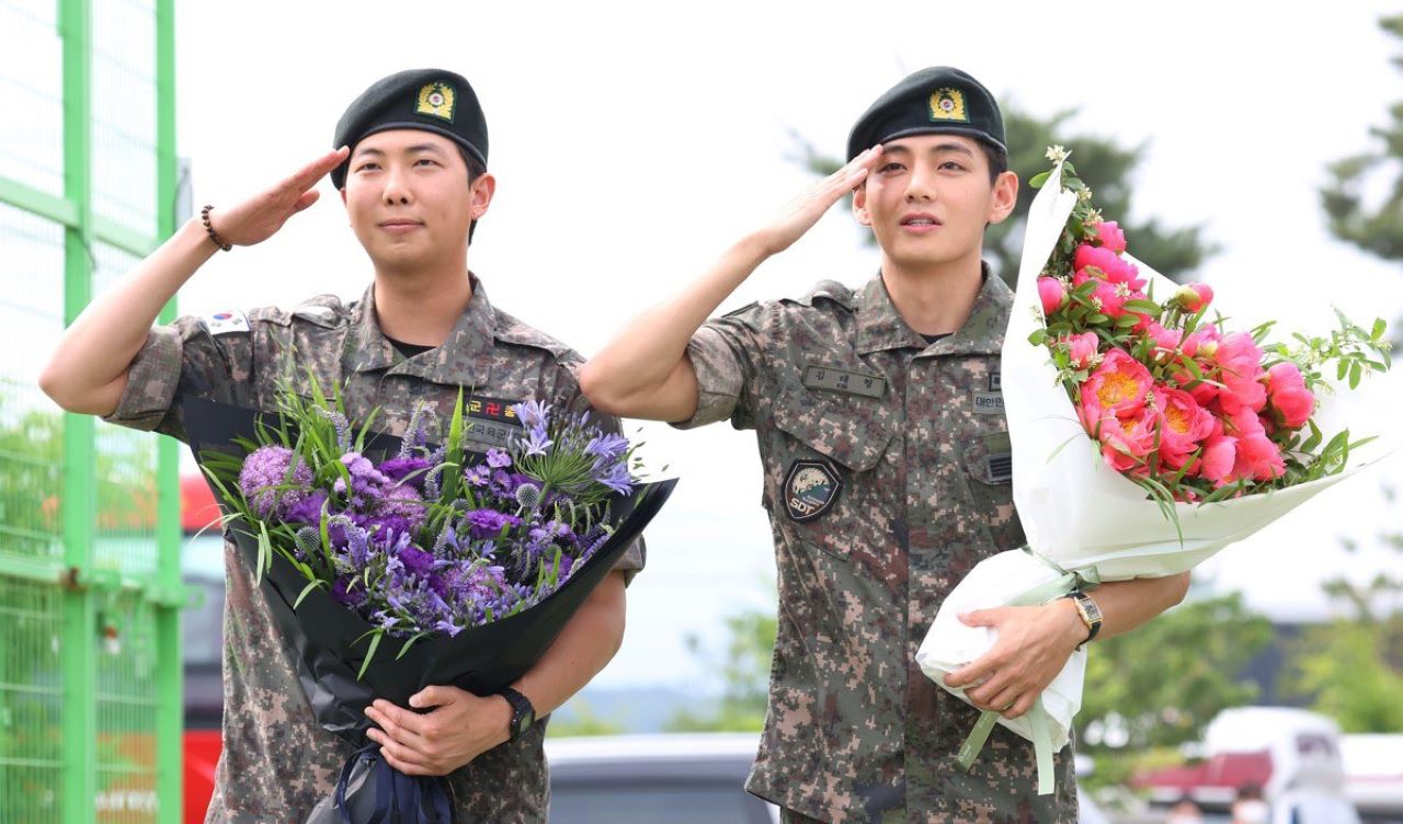 Welcome Back! RM dan V BTS Resmi Bebas Wamil, Saksofon hingga Celetukan Kocak Warnai Momen Haru